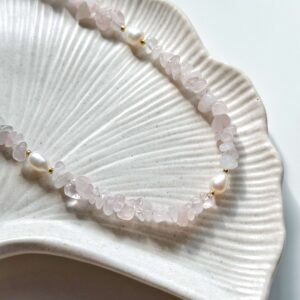 Choker z kwarcu różowego oraz naturalnych pereł hodowlanych